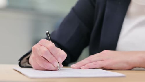 Nahaufnahme des Schreibens auf Papier