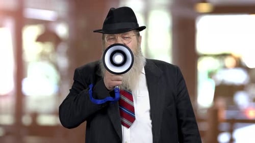 Velho empresário sério falando no alto-falante