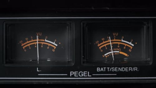 Vúmetros analógicos en indicadores de flecha de grabadora de cinta estéreo de color negro