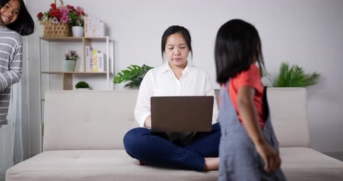 Mamá, concéntrate en trabajar con la computadora portátil y los niños son traviesos