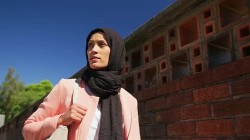 Junge Frau trägt Hijab in der Stadt