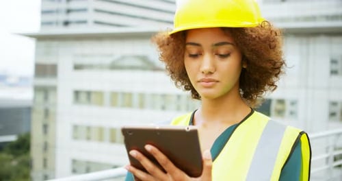 Arquitecta con tableta digital 4k