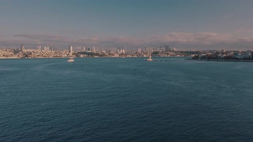 Luftbildenturm bei Sonnenaufgang im Istanbuler Bosporus