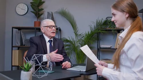 Bewerberin für junge Frauen Bestehen Vorstellungsgespräch für Unternehmen Stellen Sie dem Unternehmensleiter den Lebenslauf vor