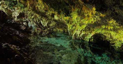 Ein wunderschönes Video von einer Höhle