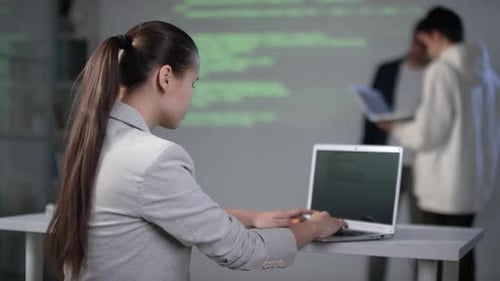 Étudiante métisse à un cours d'informatique