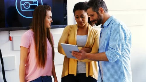 Führungskräfte diskutieren über digitales Tablet