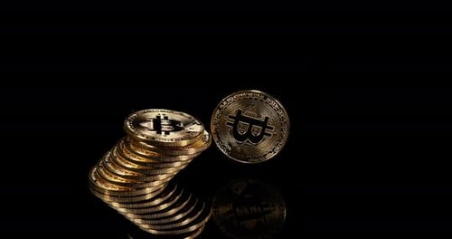 Bitcoins auf schwarzem Hintergrund, Zeitlupe 4K