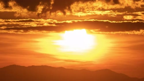 Beau grand soleil clair au lever ou au coucher du soleil, nuages et ciel, nature, paysage.