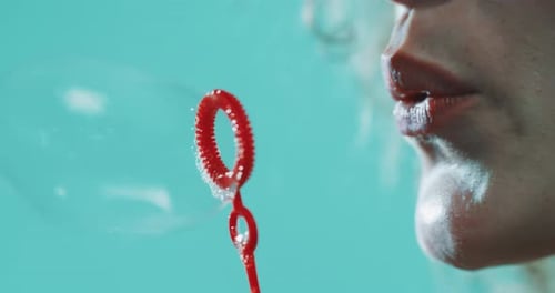Fille soufflant des bulles