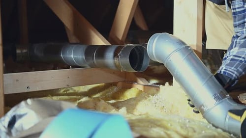 Assemblage de tuyaux de ventilation sur un grenier