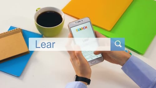 Person, die englische Phrase in die Smartphone-Suchleiste einfügt