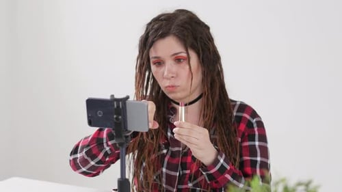 Concepto de blogs y transmisiones de vídeo. Joven bloguera grabando Vídeo o transmitiendo en vivo