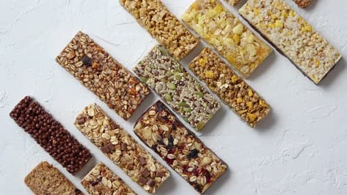 Reihe gemischter glutenfreier Müsli-Cereali-Energieriegel mit getrockneten Früchten und Nüssen