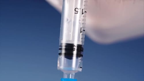 Spritze in Aktion. Doktor füllt die Spritze.