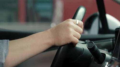 Mãos de motorista de homem