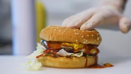 Frischer Burger mit Fleischpastetchen. Großer appetitlicher Burger mit Fleischkotelett