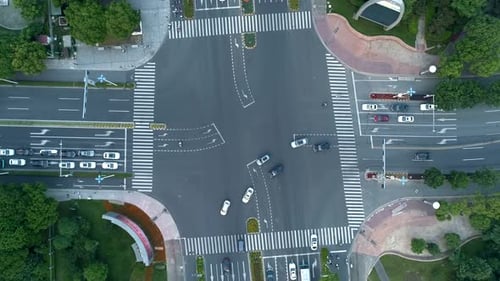 Drone aérien accéléré, prise de vue rotative d'un carrefour dans la ville, de voitures et d'autobus circulant sur une avenue