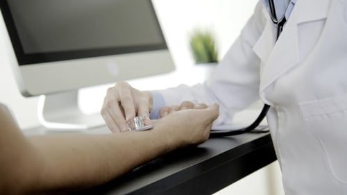 Vom Arzt geprüfter Patient