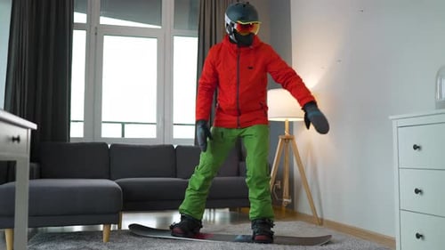 Snowboarder retrata snowboard em um tapete em uma sala aconchegante