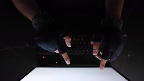 Hacker Hand vole des données d'un ordinateur portable de haut en