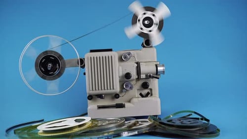 Rebobinando películas antiguas en un proyector de películas retro