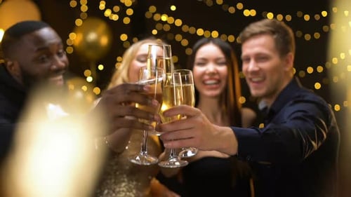 Amigos multirraciais alegres tilintando taças de champanhe, evento corporativo, diversão