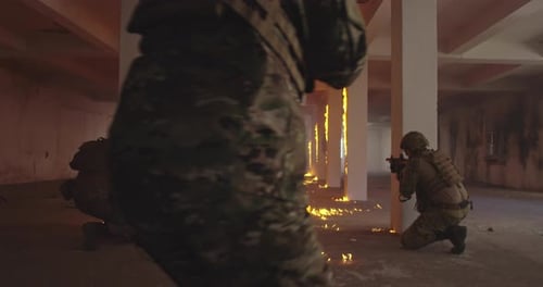 Das maskierte Team bewaffneter Soldaten der modernen Kriegsführung bewegt sich in taktischer Formation in einer dunklen Stadt