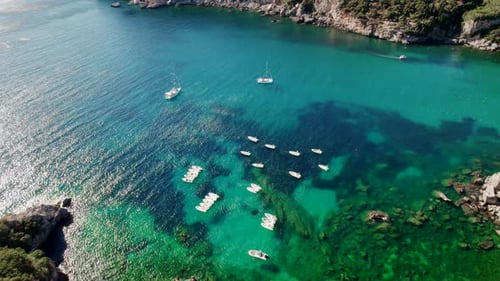 Drohnenblick aus der Luft, um blaues Meerwasser mit festgemachten Booten