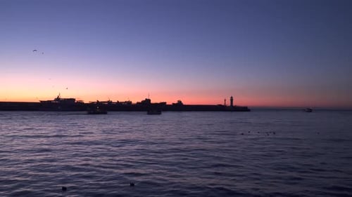 Fischerboote im Morgengrauen fahren zum Meer