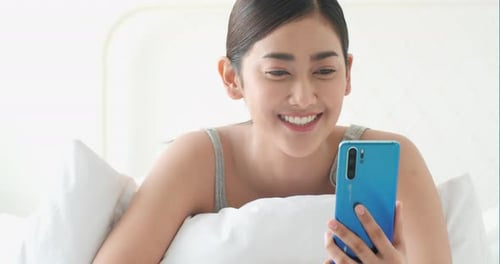 Conferência feminina online com smartphone