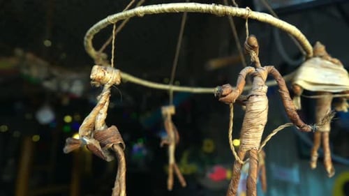 Brinquedos de madeira girando