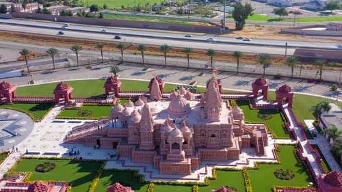 Vue aérienne panoramique rapide à gauche d'un temple hindou près de Los Angeles en Californie