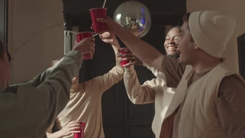 Estudantes festejando no campus universitário