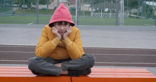 Mädchen denkt an Lebensprobleme