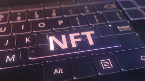 Futuristischer transparenter Computerschlüssel mit NFT-Text