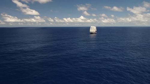 Segelschiff im offenen Meer. Reisen. Freiheit.