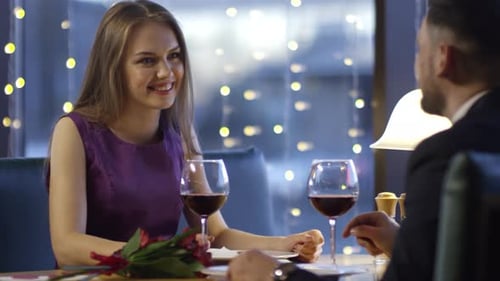 Couple buvant du vin un jour
