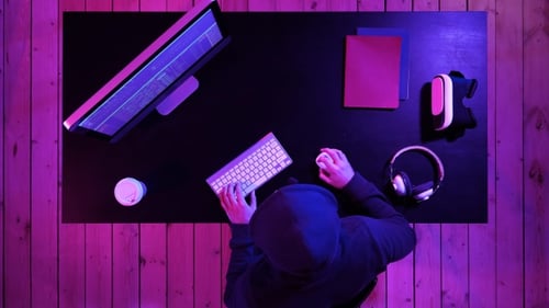 Un dangereux hacker cagoulé s'introduit dans les serveurs de données du gouvernement