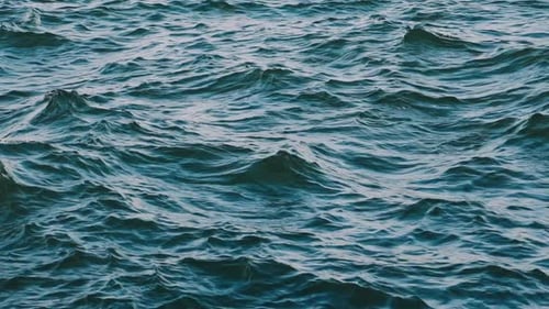 Wunderschönes blaues Wasser des Ozeans mit Wellen