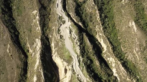 Vista aérea: siguiendo una pista arenosa que atraviesa las montañas