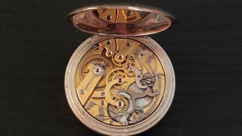 Le mouvement du chronographe sur fond noir 2