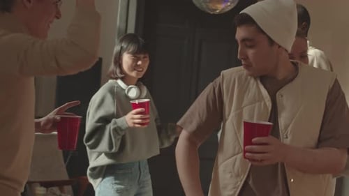 Diversos estudantes festejando no campus