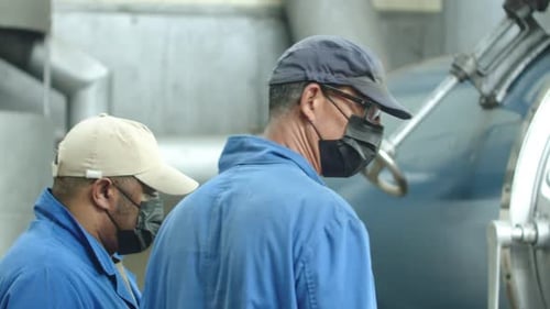 Ralenti des ouvriers masculins travaillant à l'usine