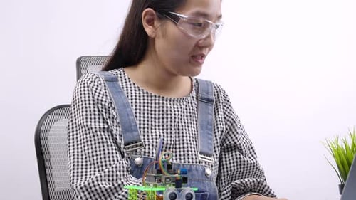 Robotikingenieure oder Student schreiben Programm auf dem Laptop für Roboterarm