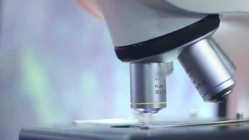 Professionelles Mikroskop im modernen Wissenschaftslabor