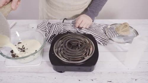 Zubereitung hausgemachter Schokoladenganache für Schokoladen-Himbeer-Cupcakes.