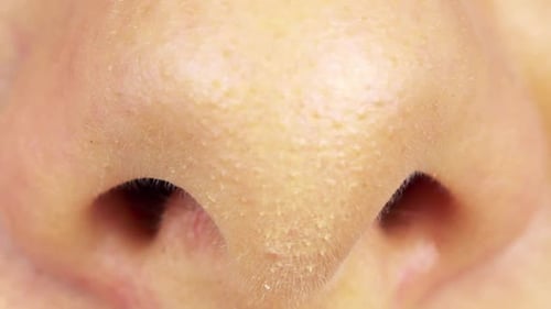 Una mujer respira por la nariz - Closeup