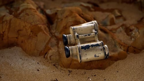 Vieilles jumelles militaires allemandes sur la plage de sable