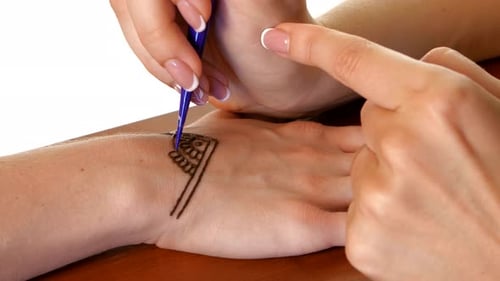 Mehendi Zeichenprozess zur Hand, Go On, weiß